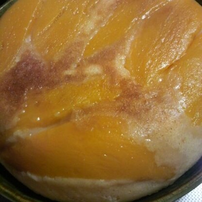 炊飯器でケーキはじめて成功しました～高さがイマイチだけど＾＾；でも、できてすごく嬉しいです♡リンゴがなかったので、缶詰のマンゴで～次回、リンゴのを作ってみよう♪